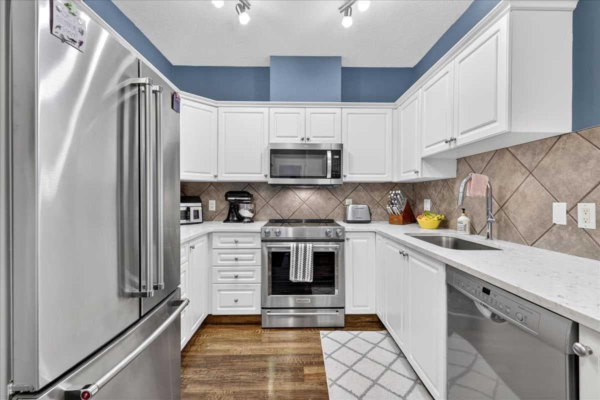 1109, 1109 Lake Fraser Green SE