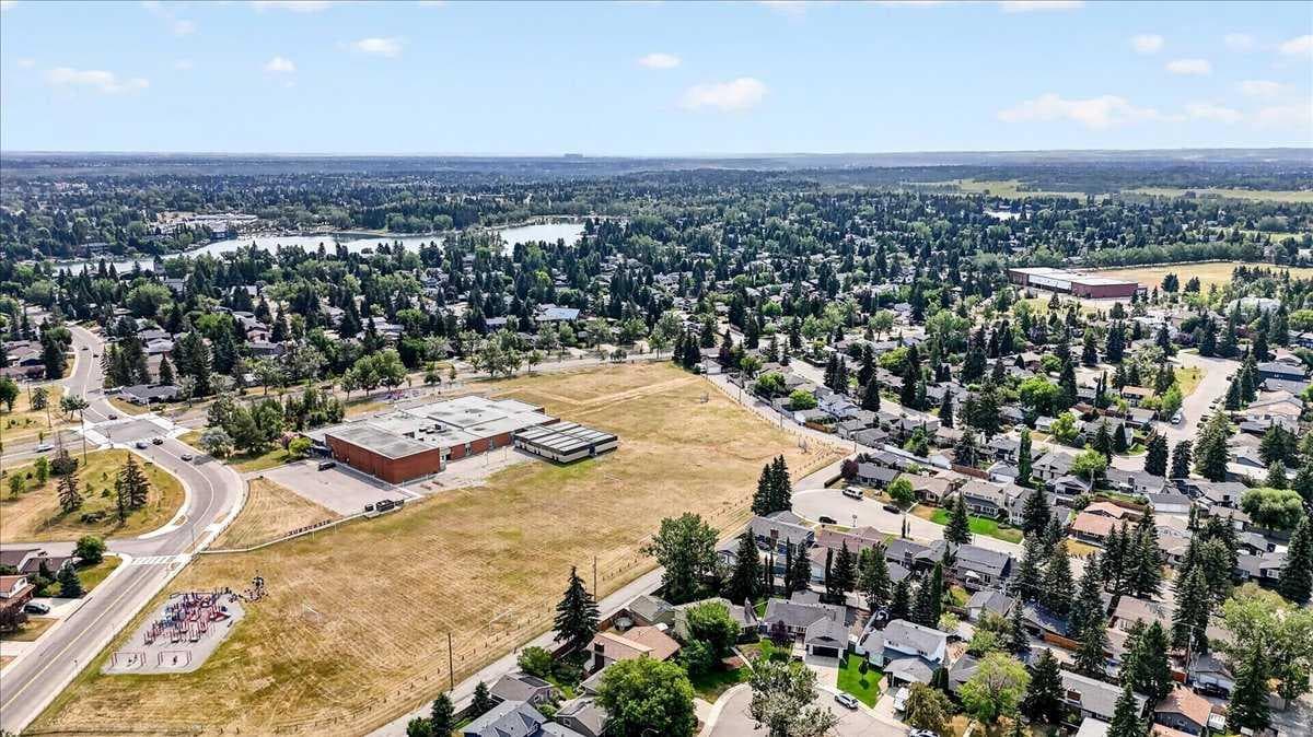 1109, 1109 Lake Fraser Green SE