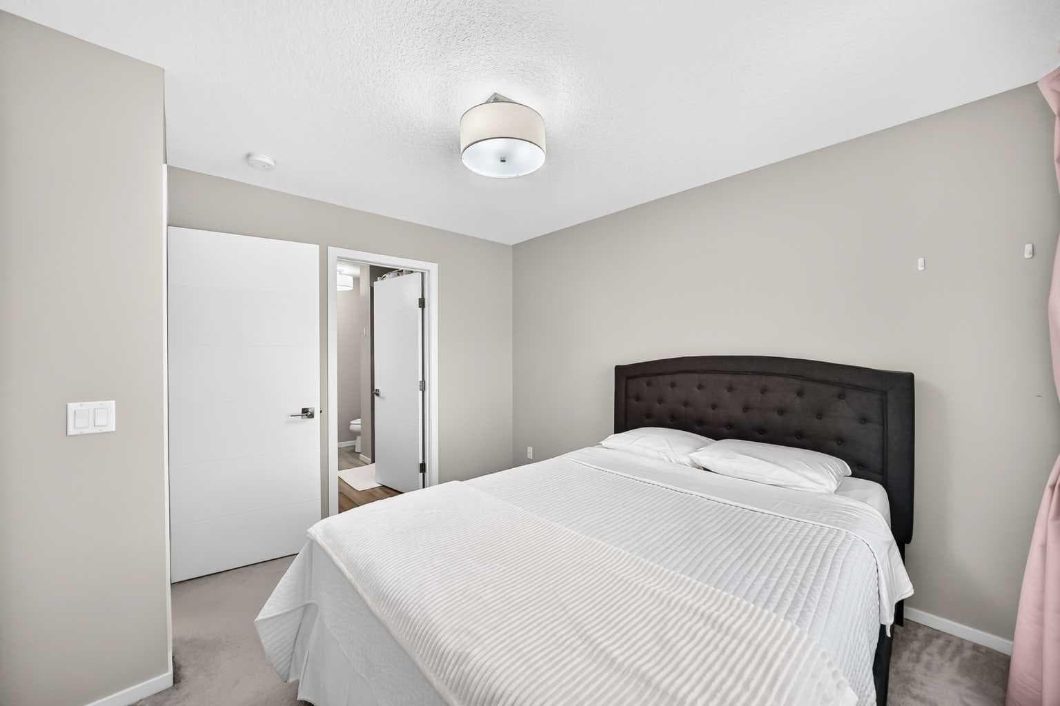 203, 120 Redstone Walk NE