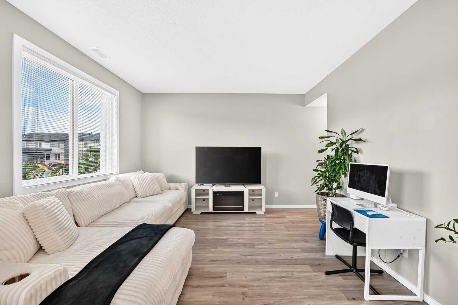 203, 120 Redstone Walk NE