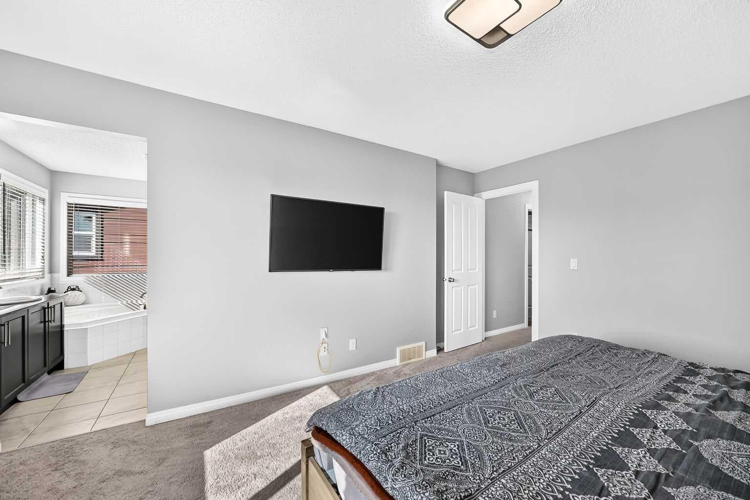 8 Skyview Point Terrace NE