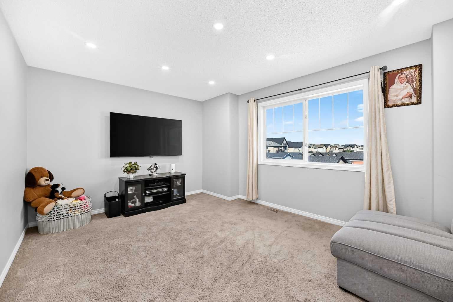8 Skyview Point Terrace NE