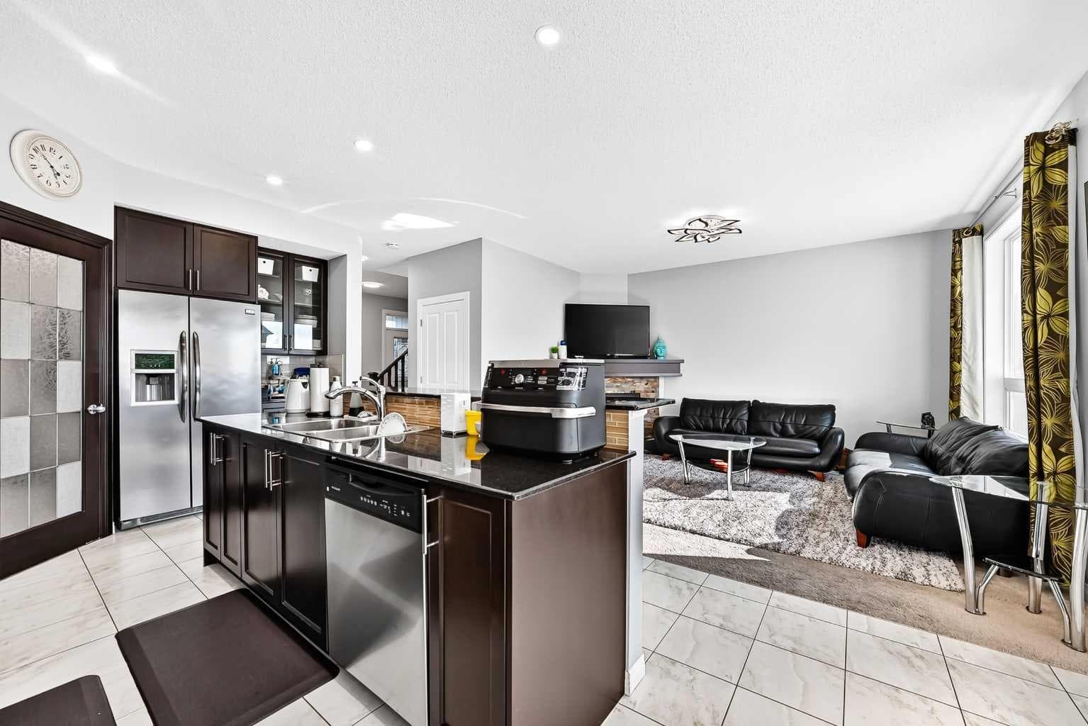 8 Skyview Point Terrace NE