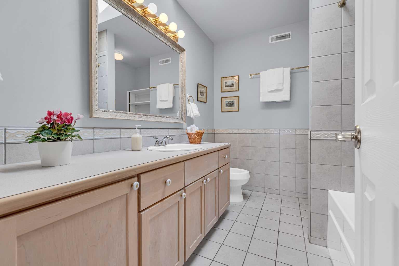 207 2 Avenue NE