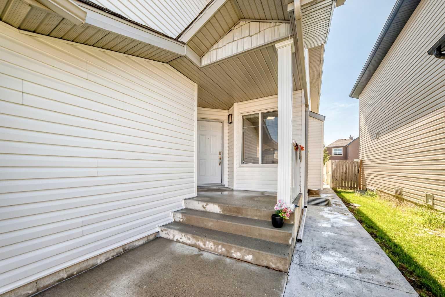 218 Saddlefield Place NE