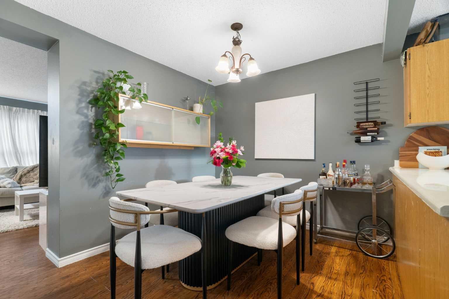 321 Queenston Heights SE