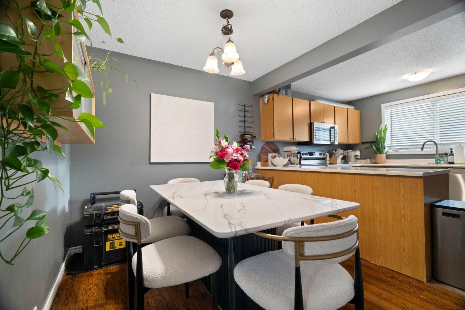 321 Queenston Heights SE