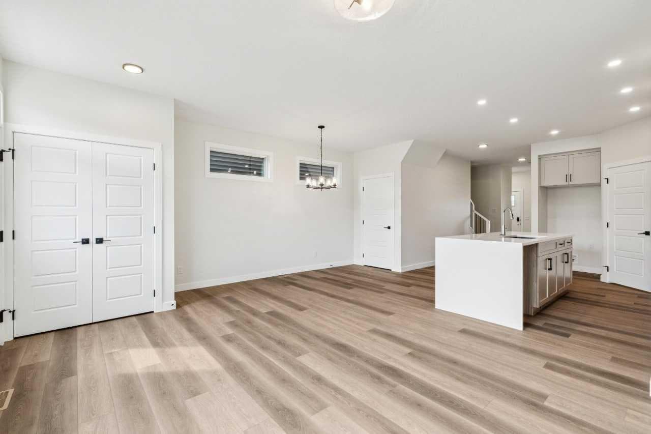 467 Buffaloberry Manor SE