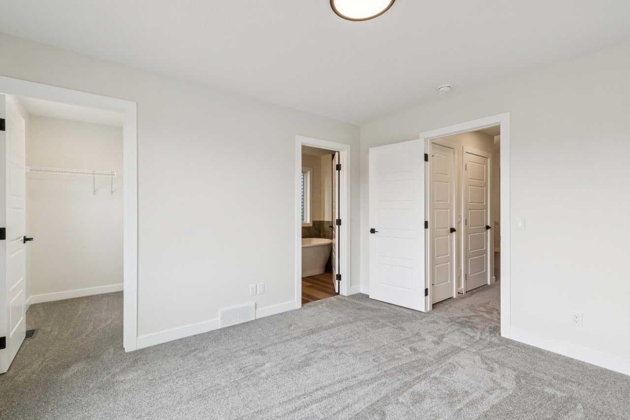 467 Buffaloberry Manor SE
