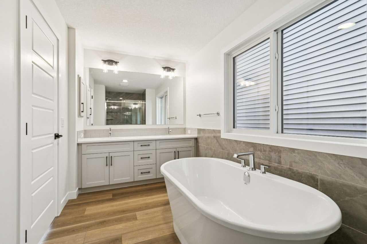 467 Buffaloberry Manor SE