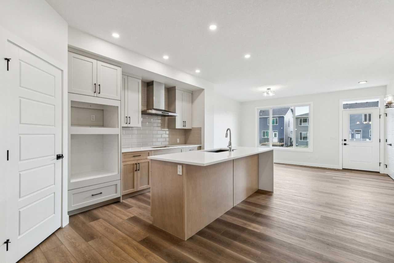 467 Buffaloberry Manor SE