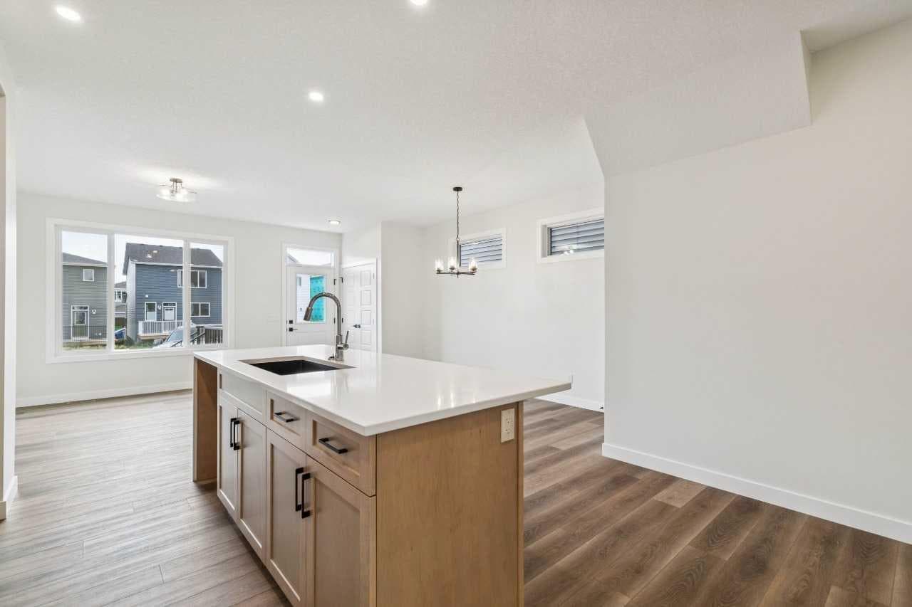 467 Buffaloberry Manor SE
