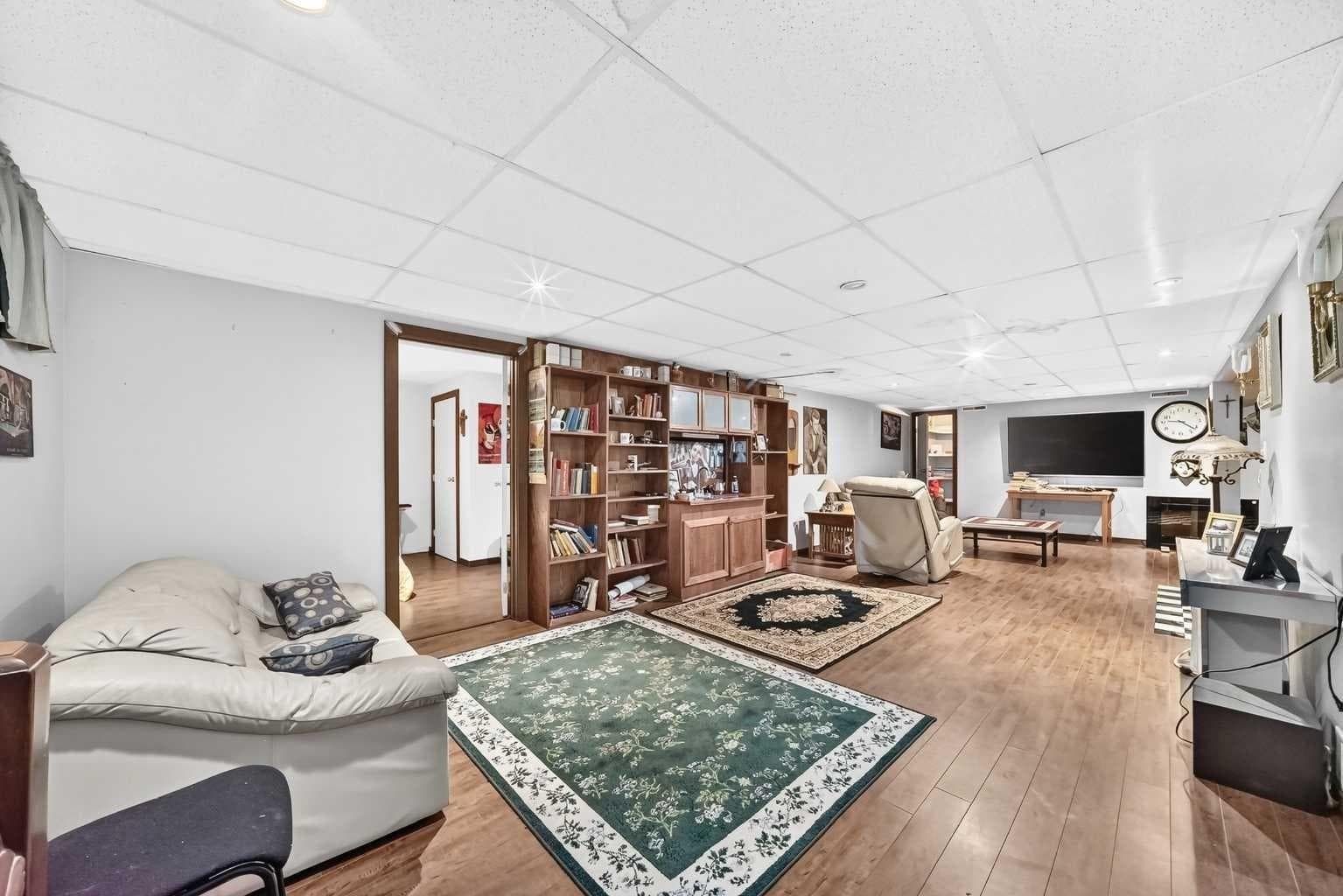 728 Willacy Drive SE