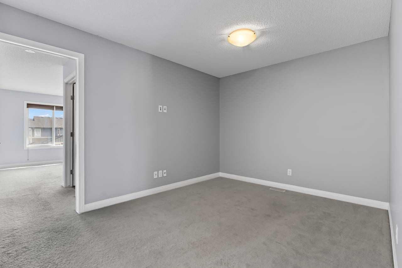 14 Kingfisher Crescent SE