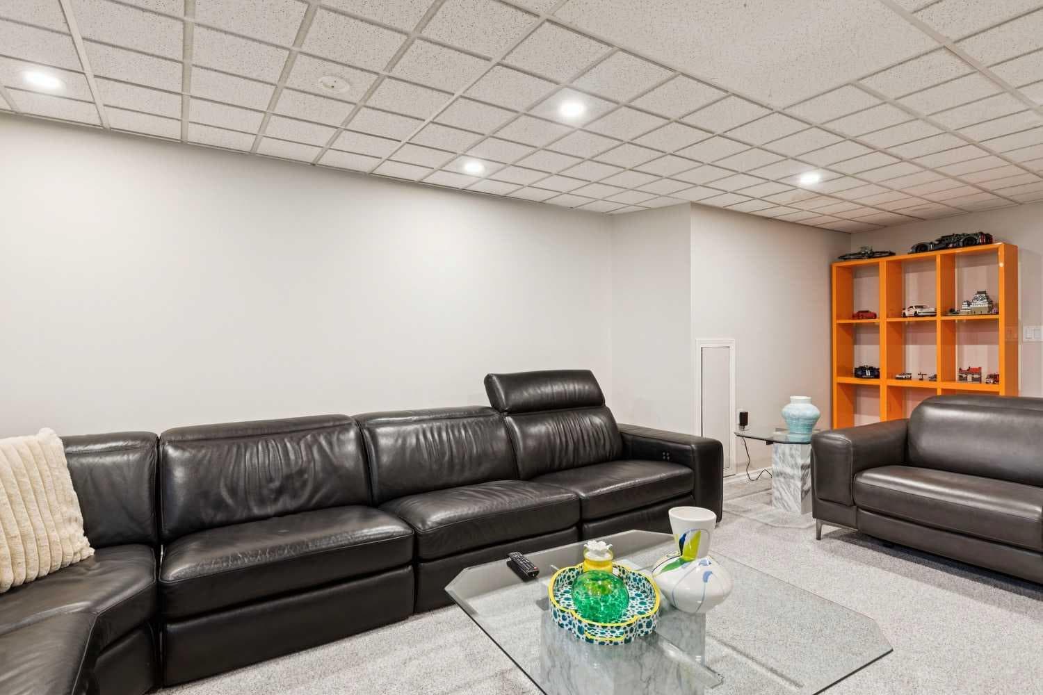223 Pump Hill Crescent 