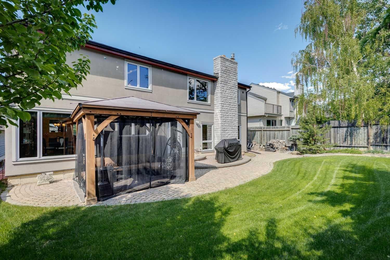 223 Pump Hill Crescent 