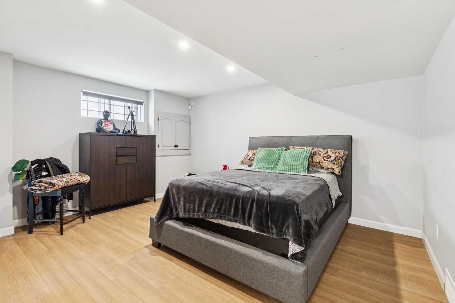 84 EDENSTONE Way NW