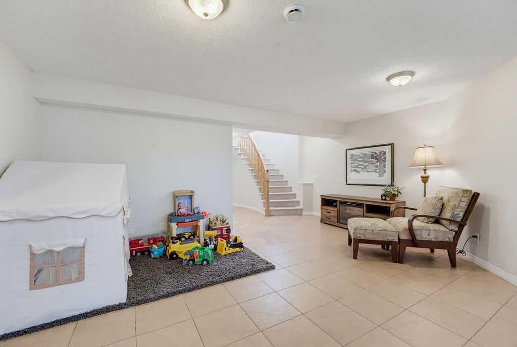 111 Invermere Close 