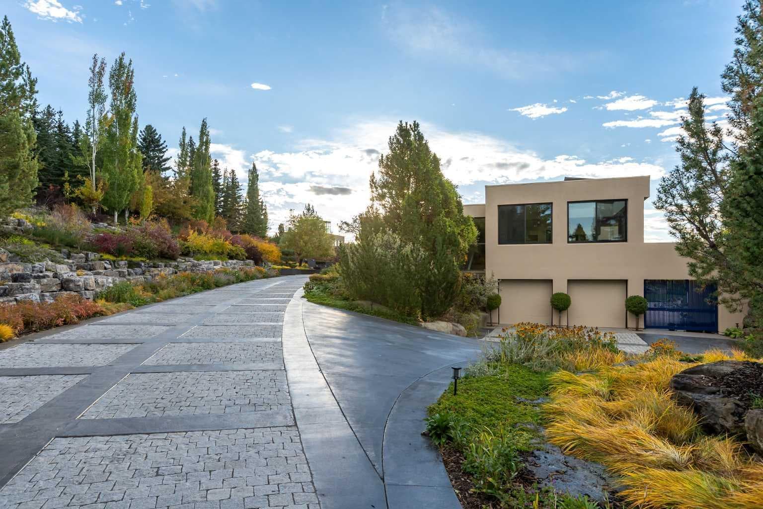 25102 Lower Springbank Road 