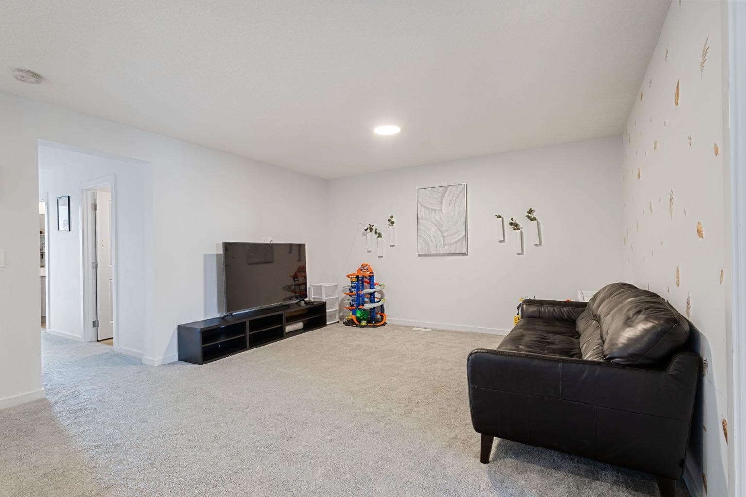 147 Royston Rise NW