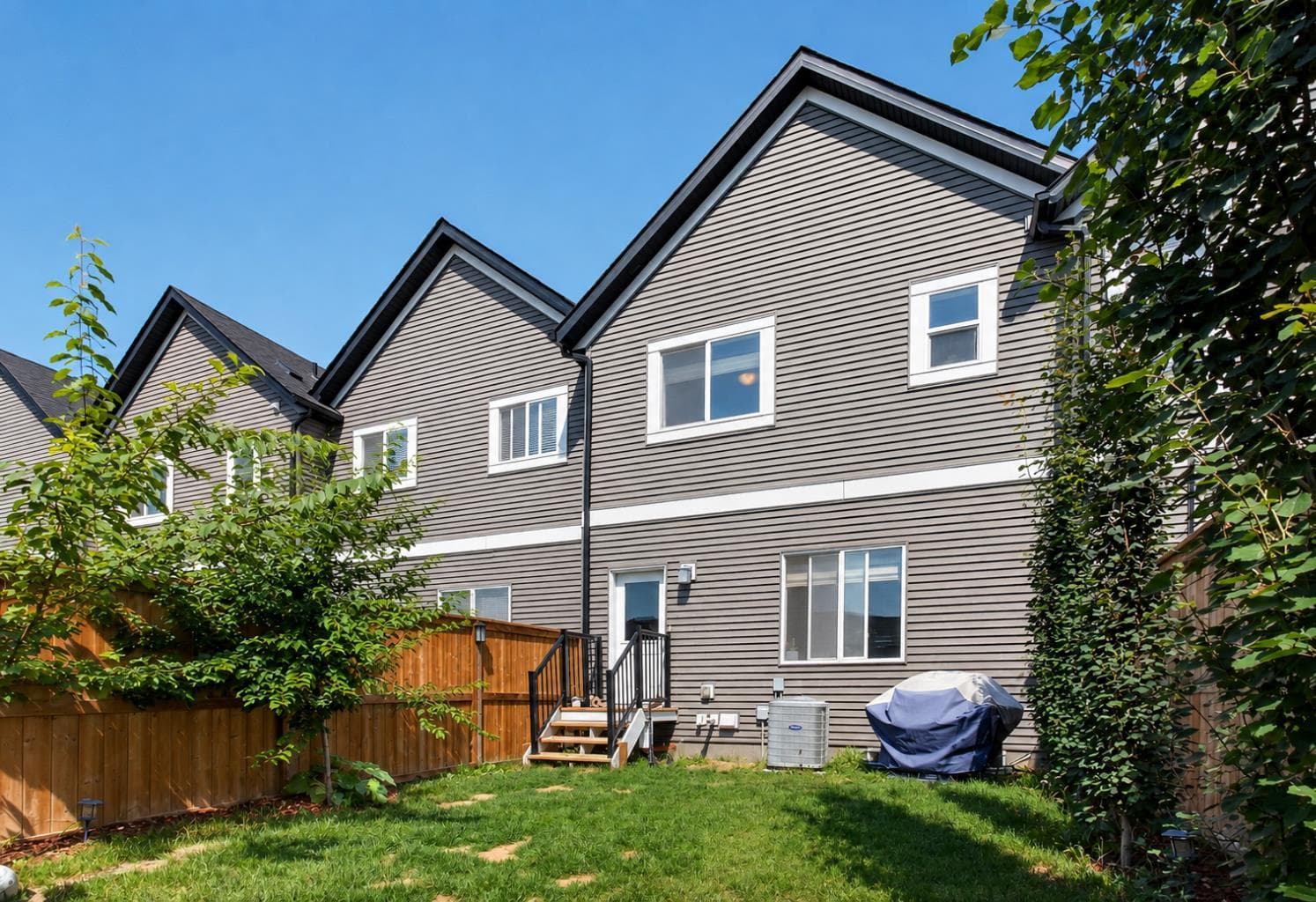 1079  Lanark Boulevard SE