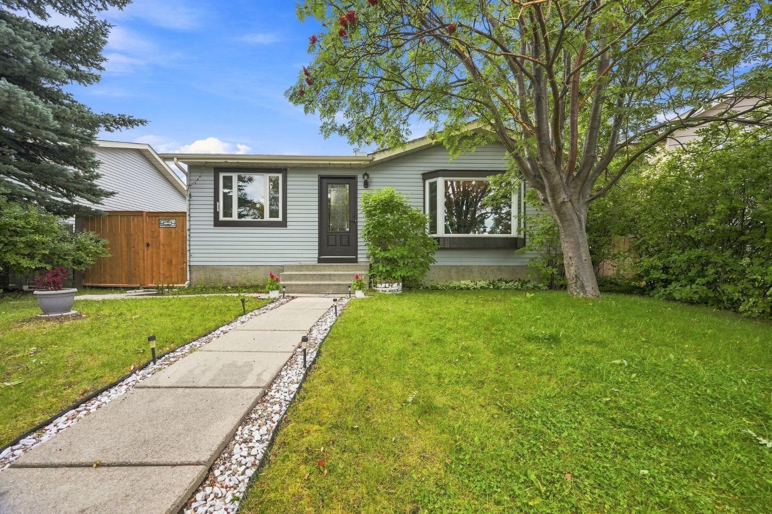 55 Macewan Park Way NW