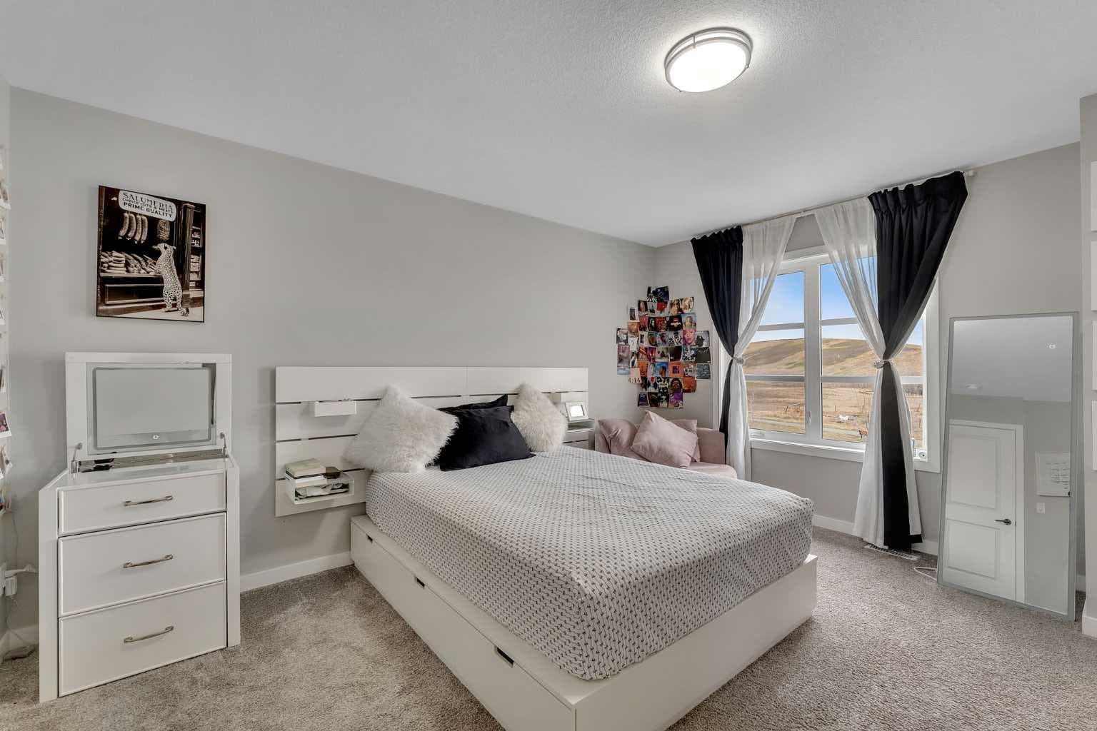 341 Walcrest View SE