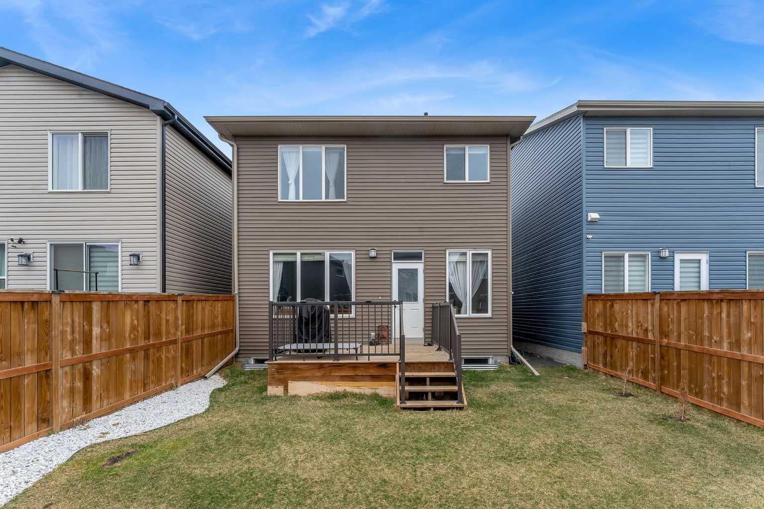 341 Walcrest View SE