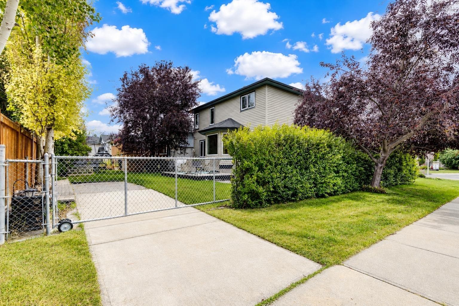 167 Fairways Close NW