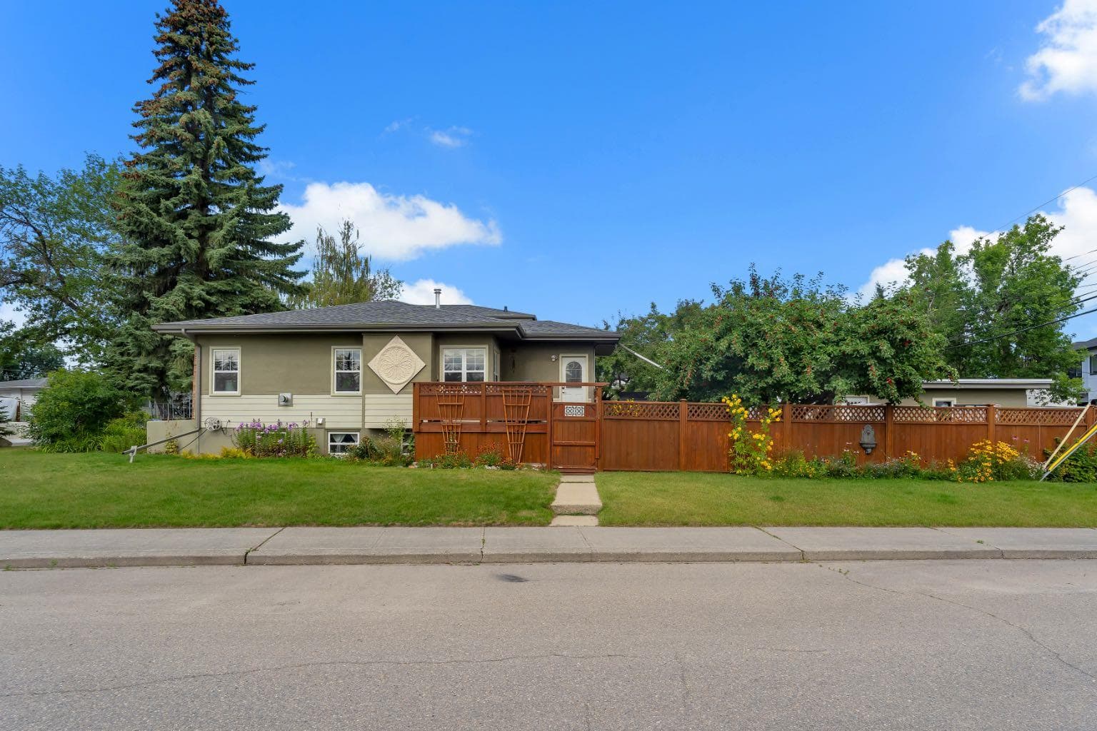 2204 Halifax Crescent NW