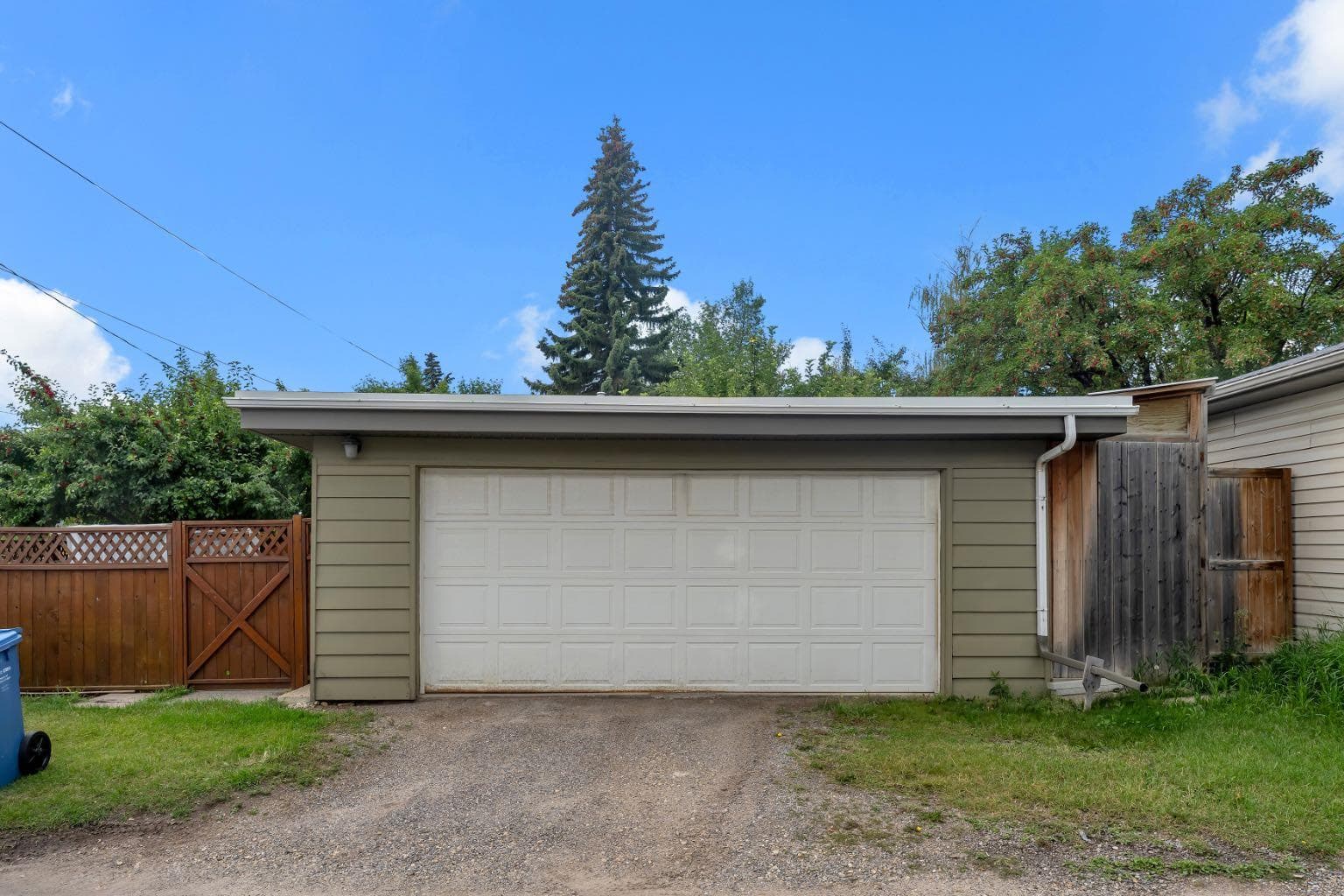 2204 Halifax Crescent NW