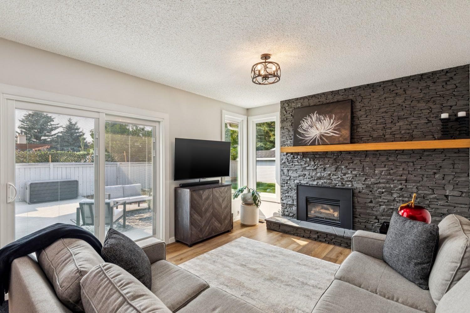 92 Woodford Drive SW
