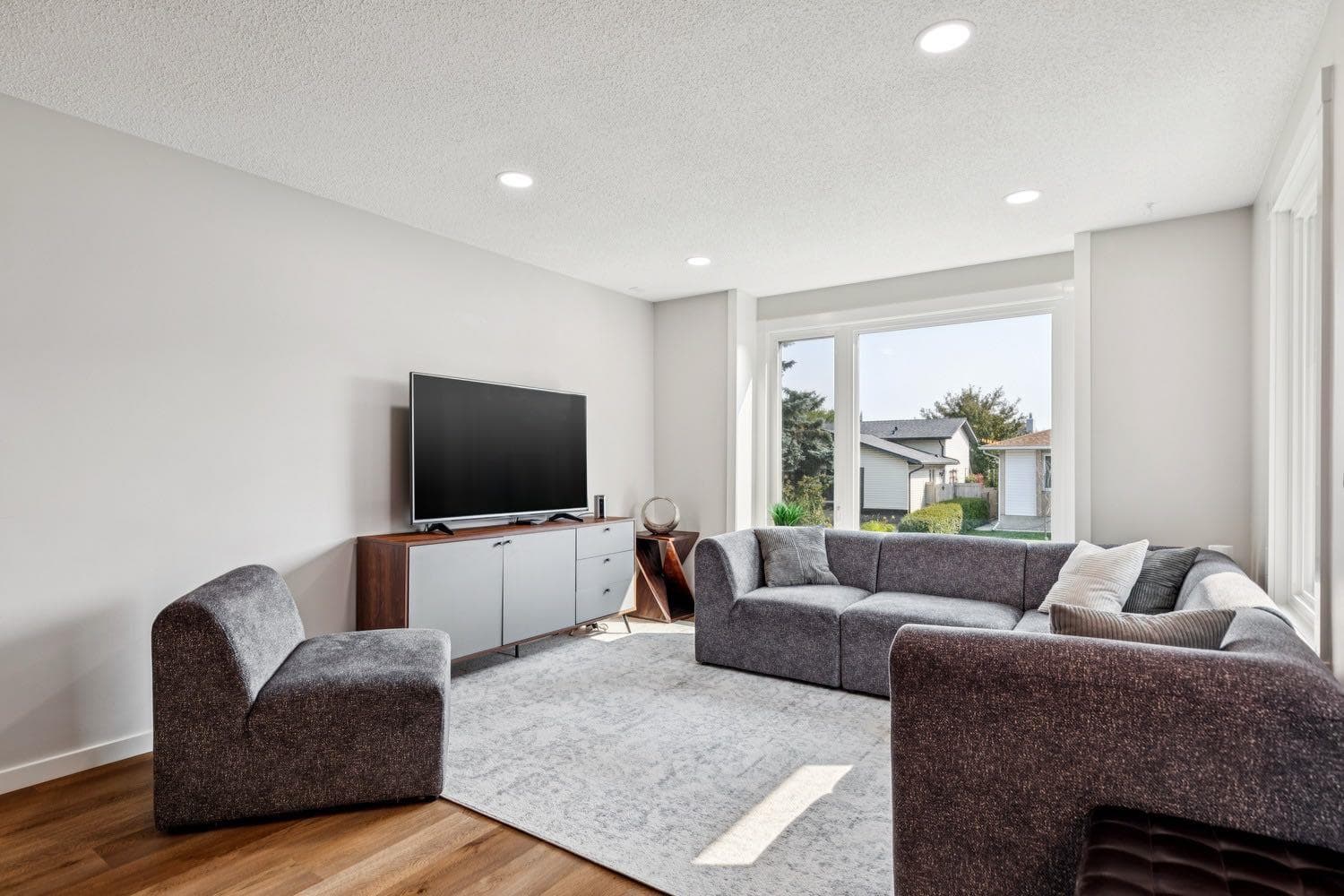 92 Woodford Drive SW