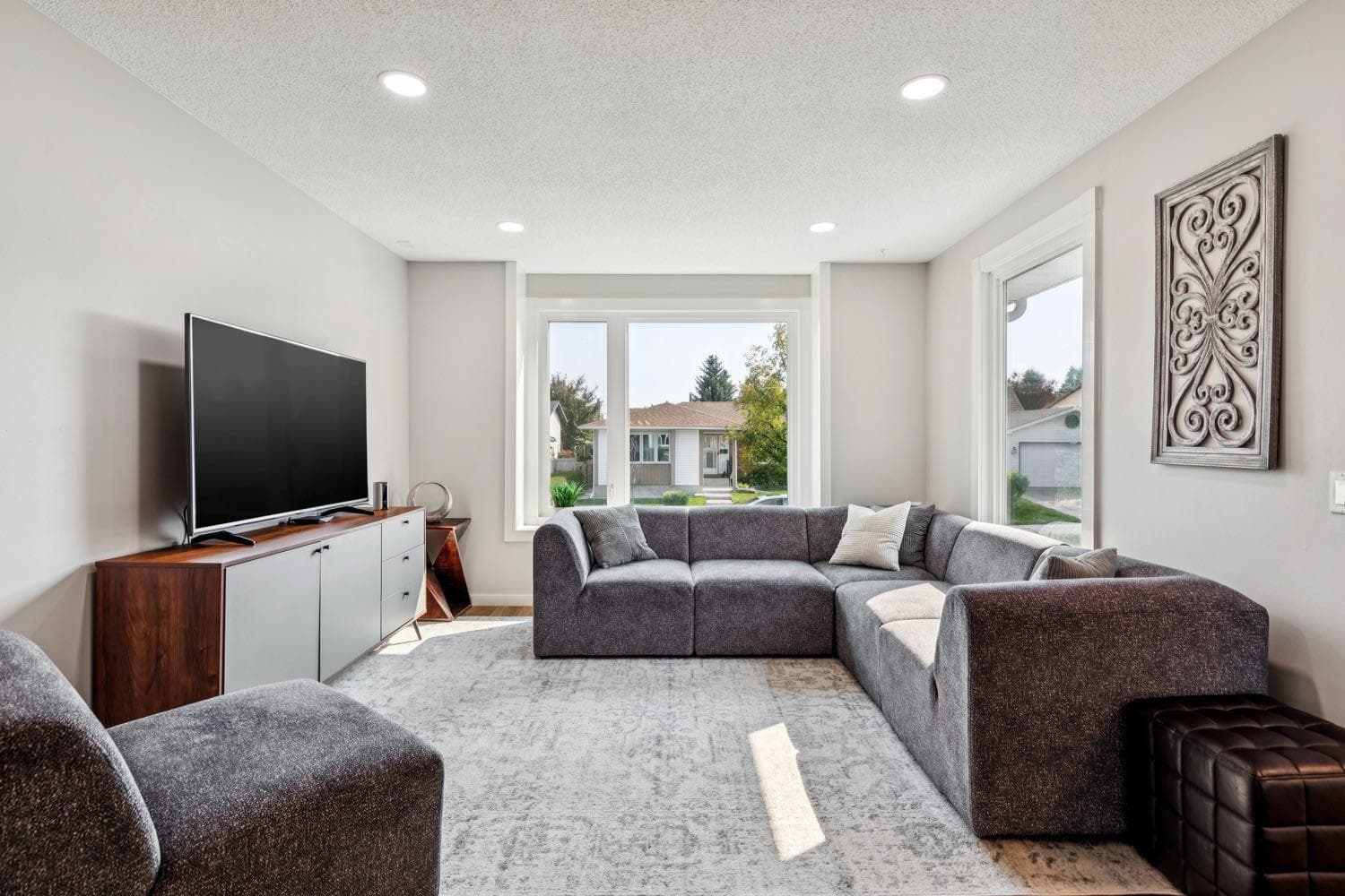92 Woodford Drive SW