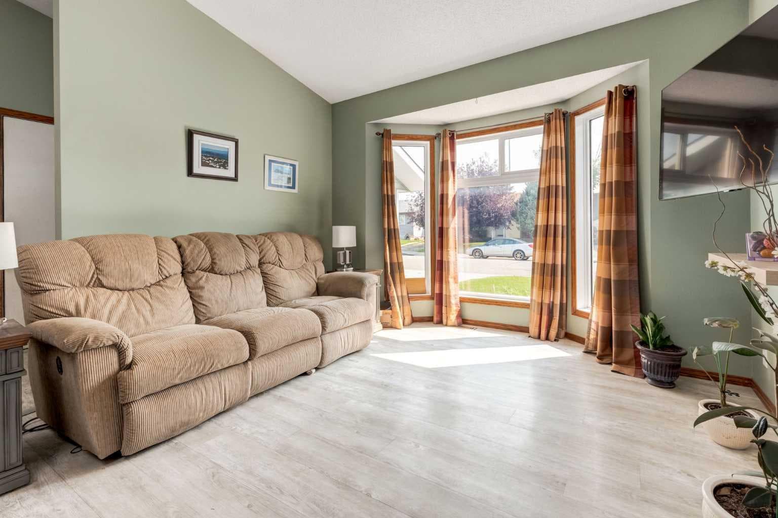75 Sandstone Crescent SE