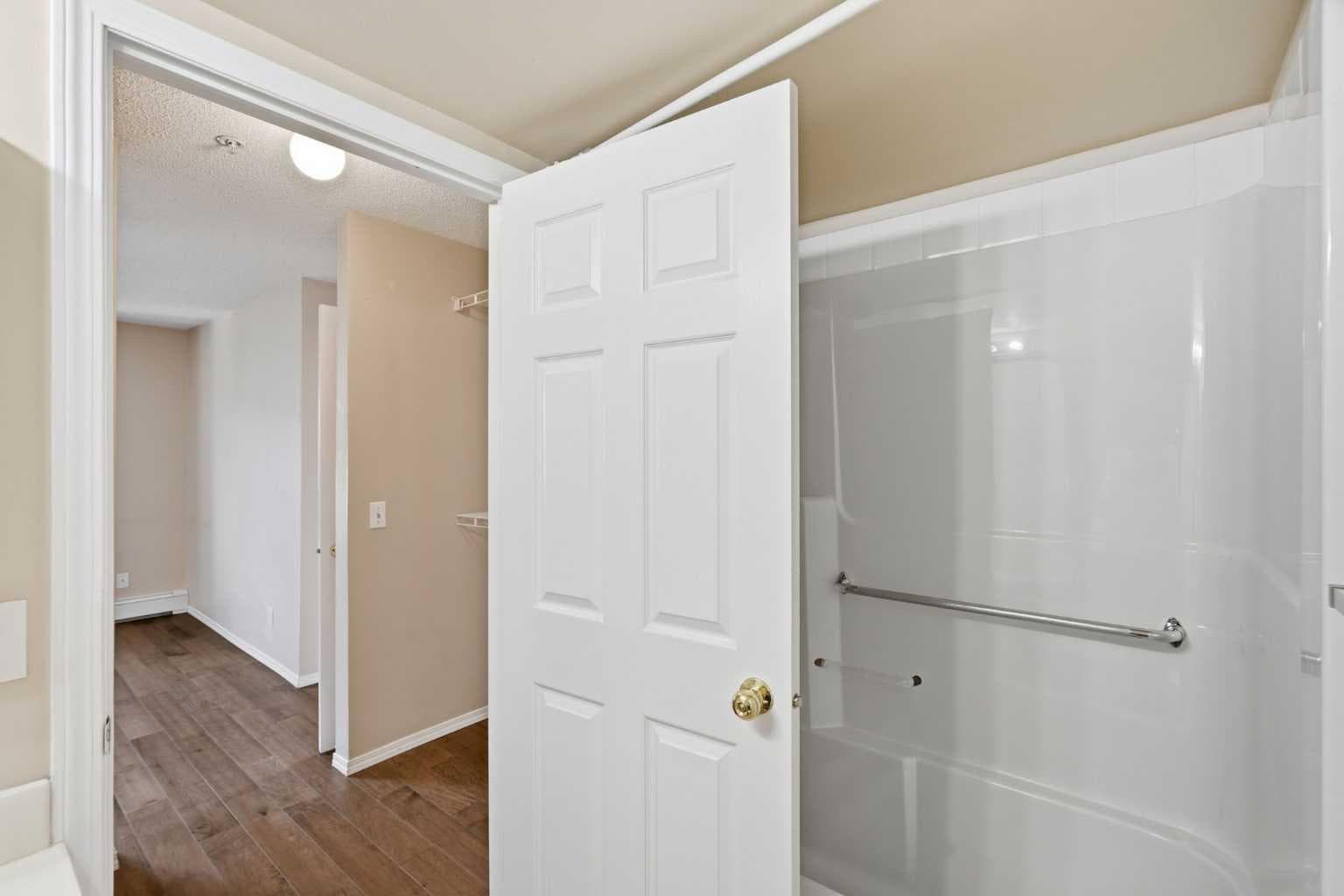 221, 290 Shawville Way SE