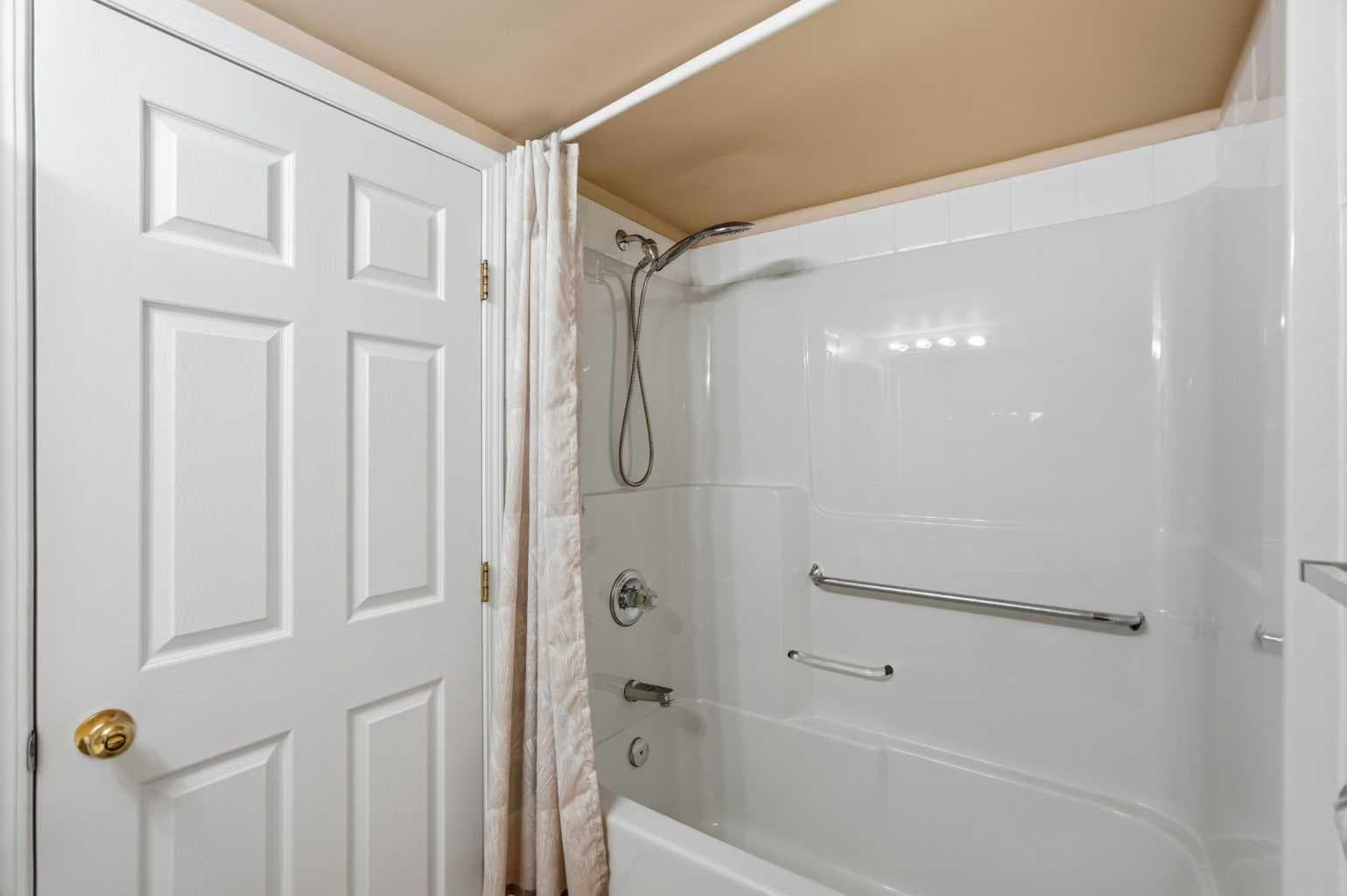 221, 290 Shawville Way SE