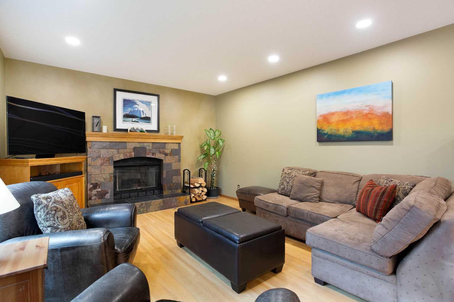 337 Sandringham Court NW