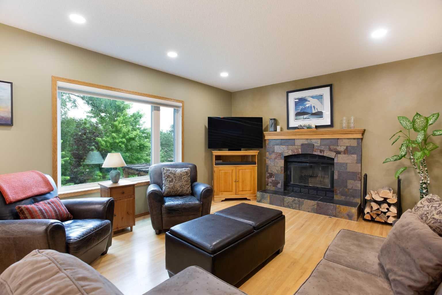 337 Sandringham Court NW