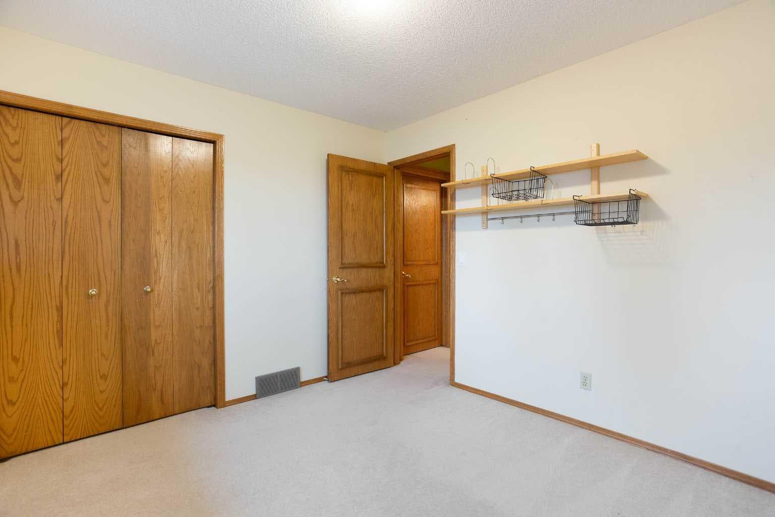 337 Sandringham Court NW