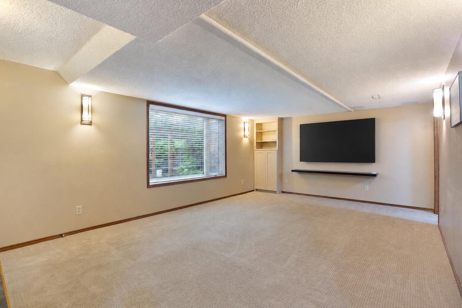 337 Sandringham Court NW
