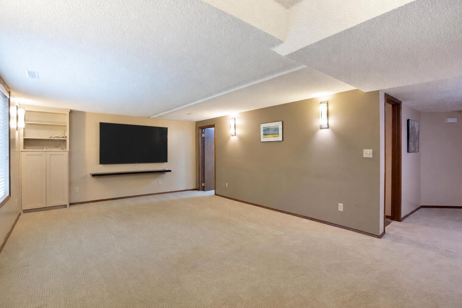 337 Sandringham Court NW