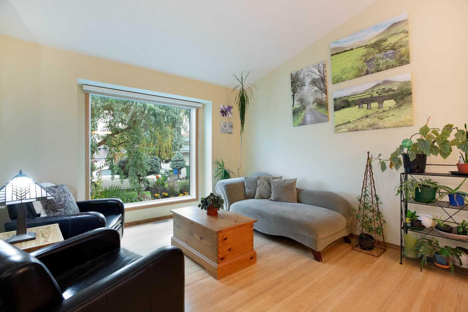 337 Sandringham Court NW