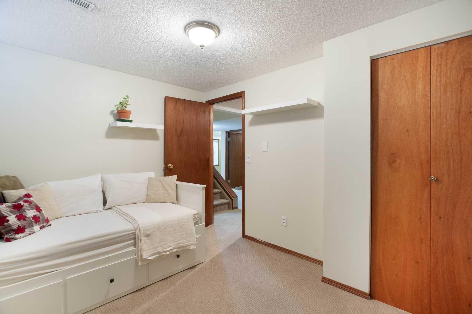337 Sandringham Court NW