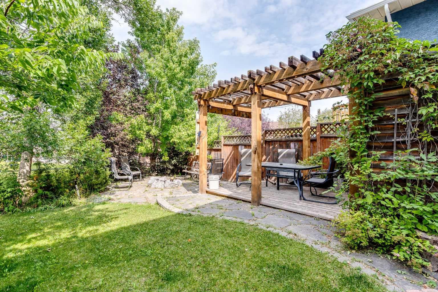 337 Sandringham Court NW