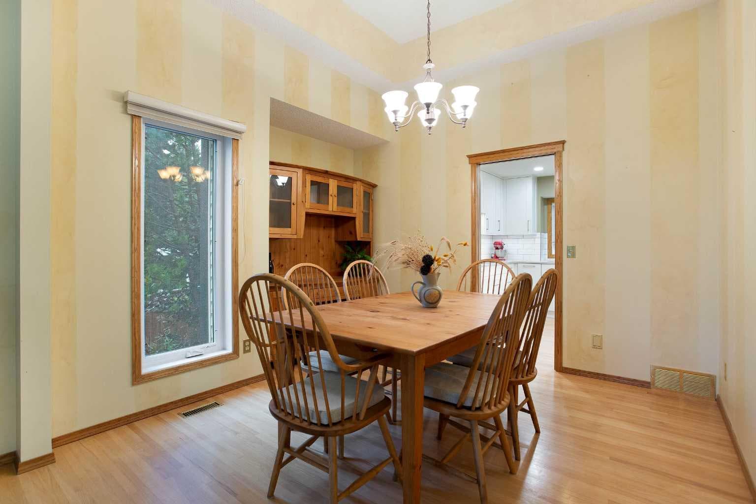 337 Sandringham Court NW