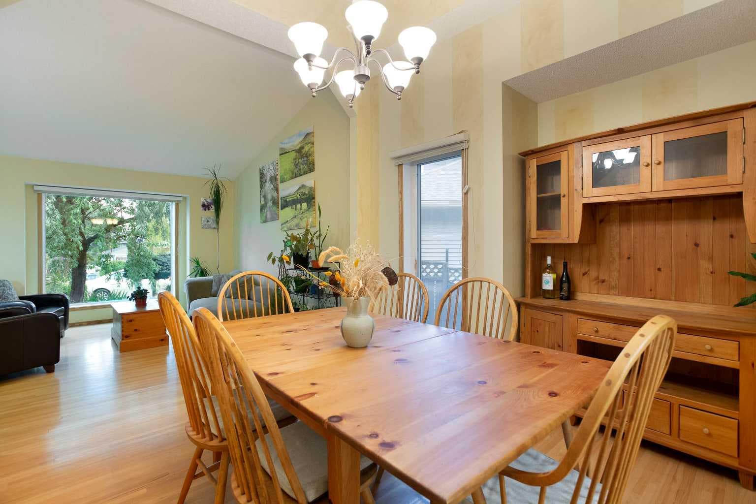 337 Sandringham Court NW