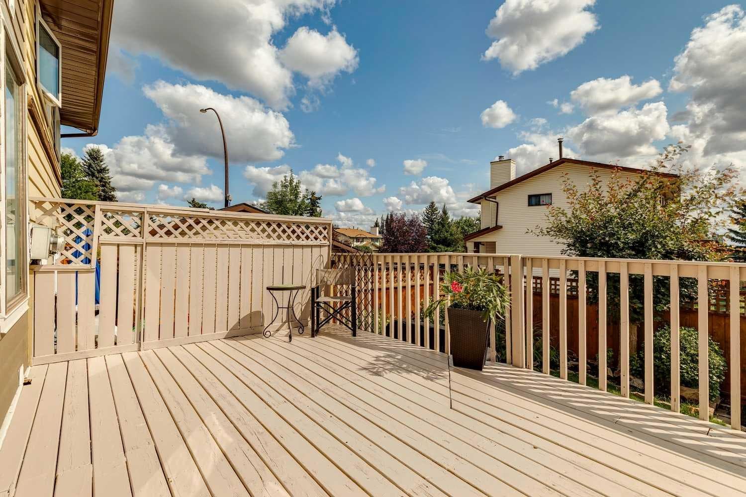 568 Strathcona Drive SW