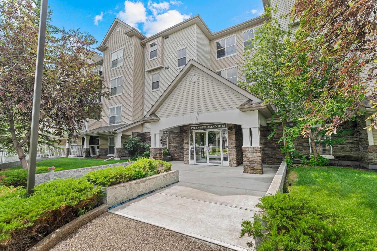 208, 2000 Applevillage Court SE
