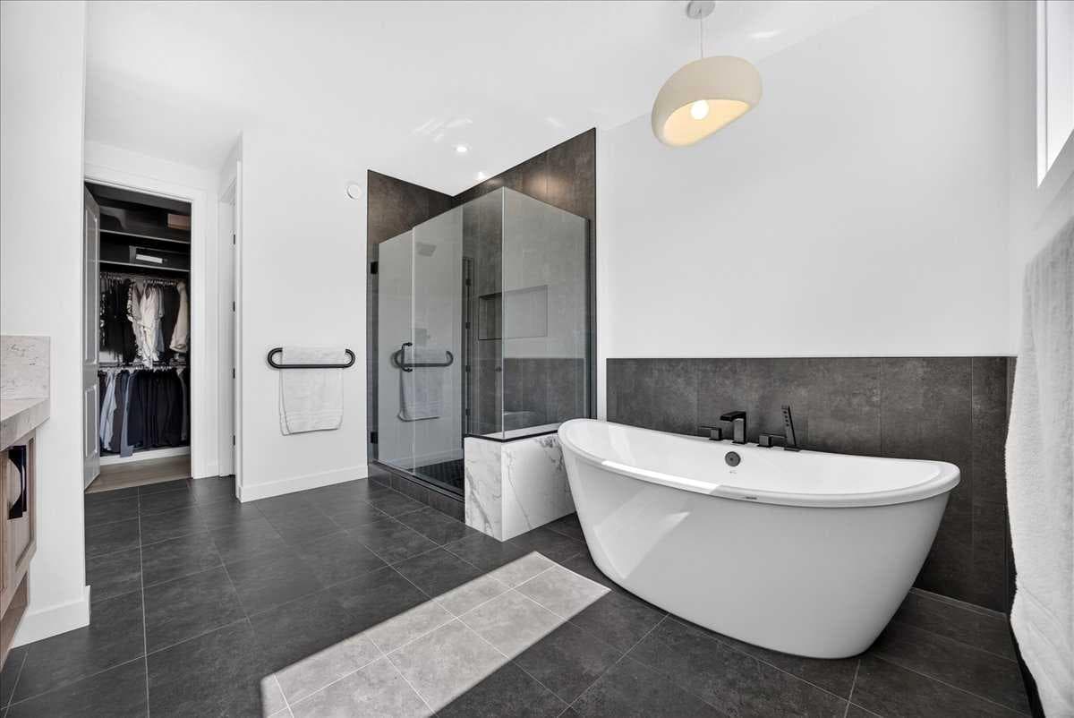 77 Rowmont Common NW
